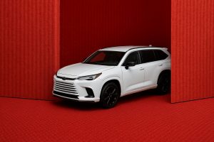 Matvaror i röda emballage, redo för leverans med Sendify.